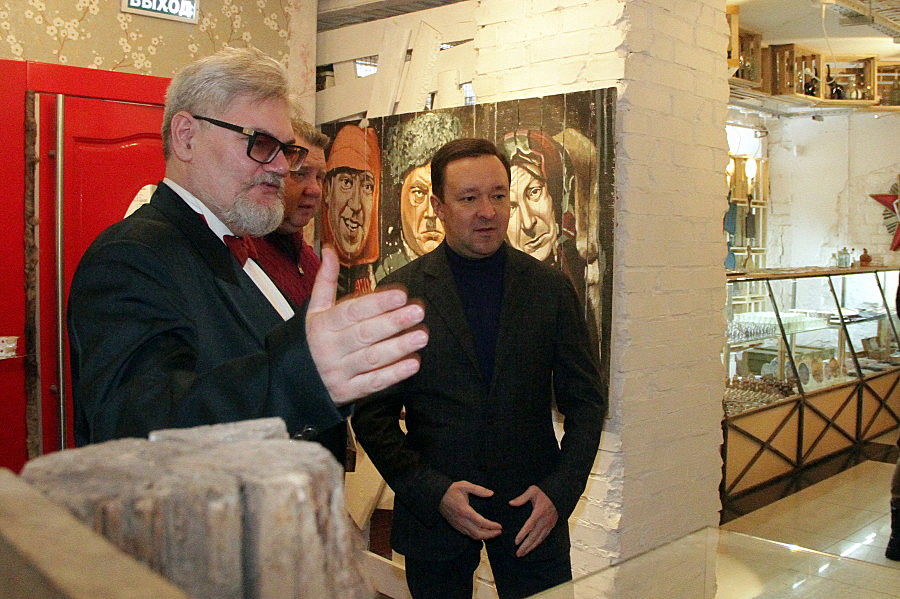 На открытие Музея самогона в Казани пришли министр культуры и бывший премьер