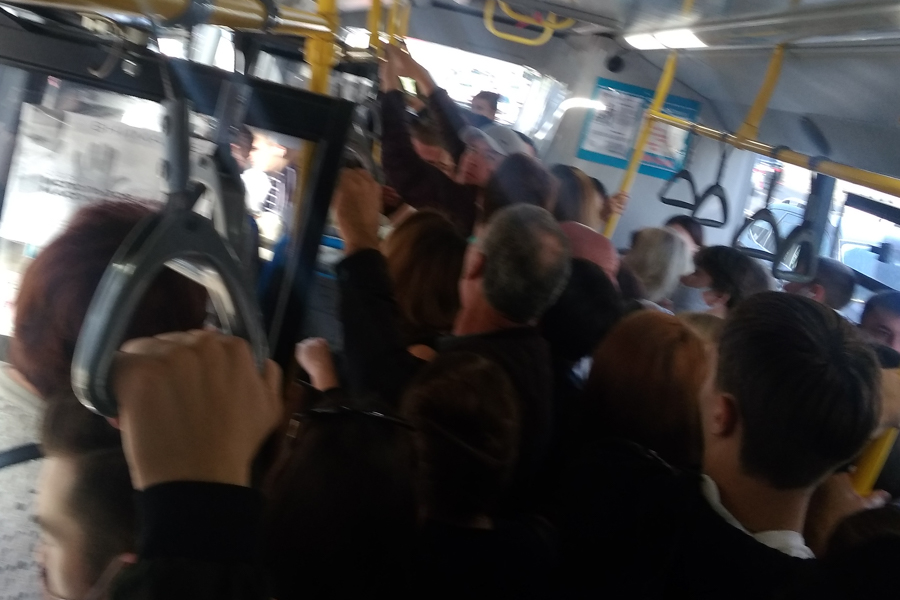 «Просто невыносимо уже терпеть»: водители казанских автобусов рванули в таксисты, а горожане часами стоят на остановках