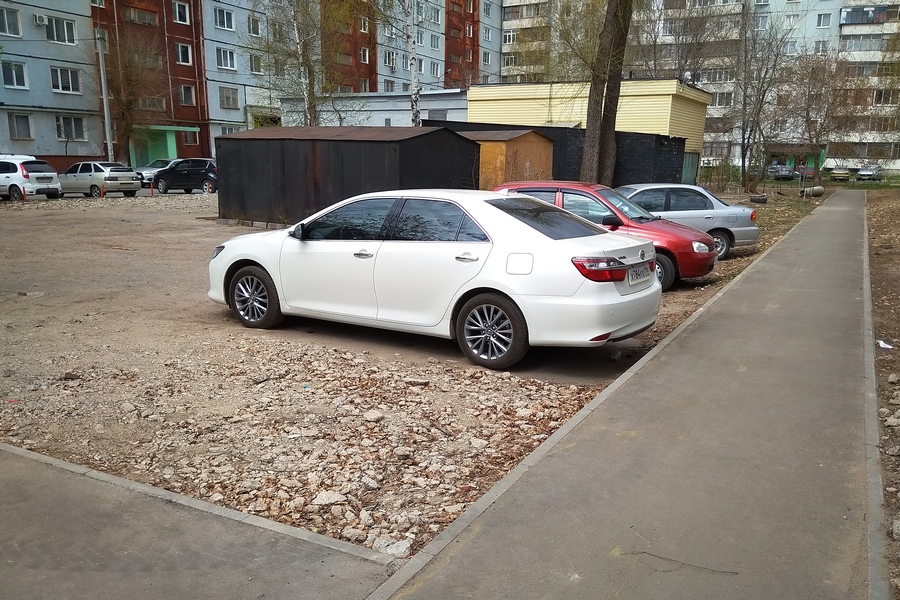 «Оскорблял и посылал»: жильцы казанской многоэтажки ищут управу на соседа, благоустроившего двор парковкой