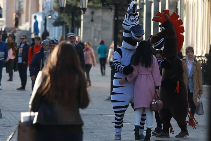 «Может, секрет в многоженстве?»: Казань, где женщин больше, чем мужчин, обзавелась брендом «город женихов»