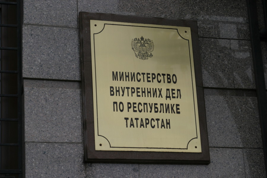 Министр поставил на даму. В погонах