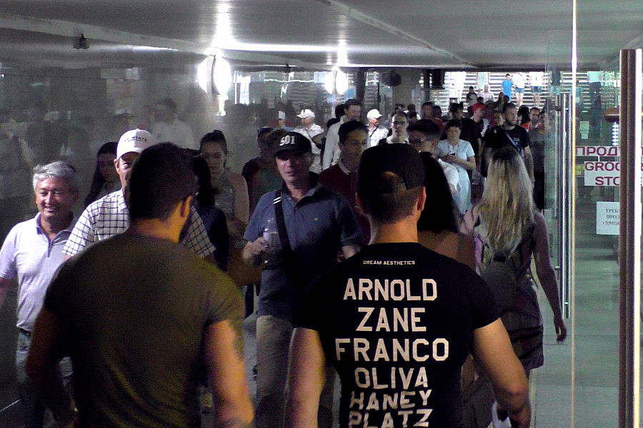 Осторожно, двери открываются!.. Стеклянные киоски в метро угрожают лбам казанцев