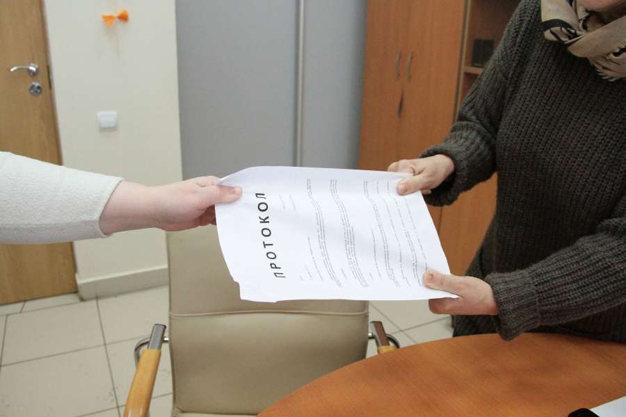 "Пальцы не разговаривают", или Как дамы протокол делили