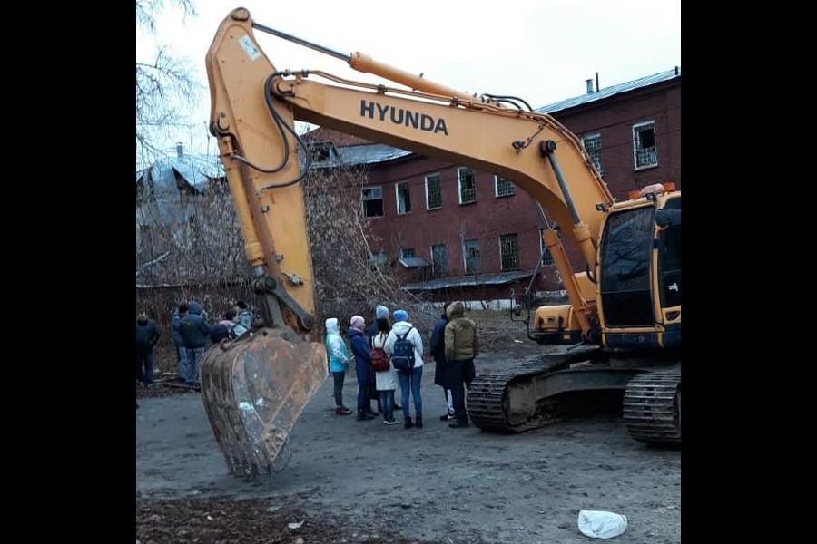 «Мы будем воевать!»: «народные ополченцы» в Дербышках остановили снос бани