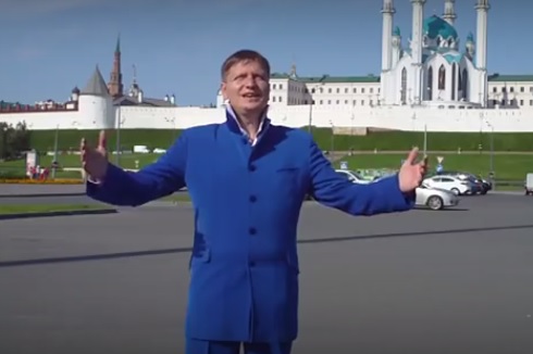 Казанский кандидат-коммунист идет на выборы с песней «Рустам Минниханов – наш рулевой!»