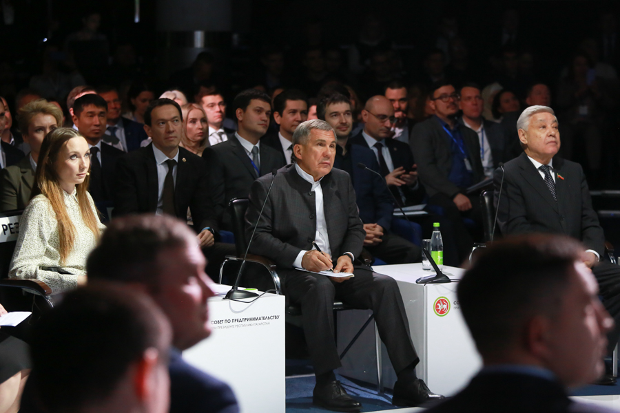 «Почему бабушка должна платить лишние семь рублей?..» Рустам Минниханов пообещал попросить Москву об отмене маркировки молочной продукции