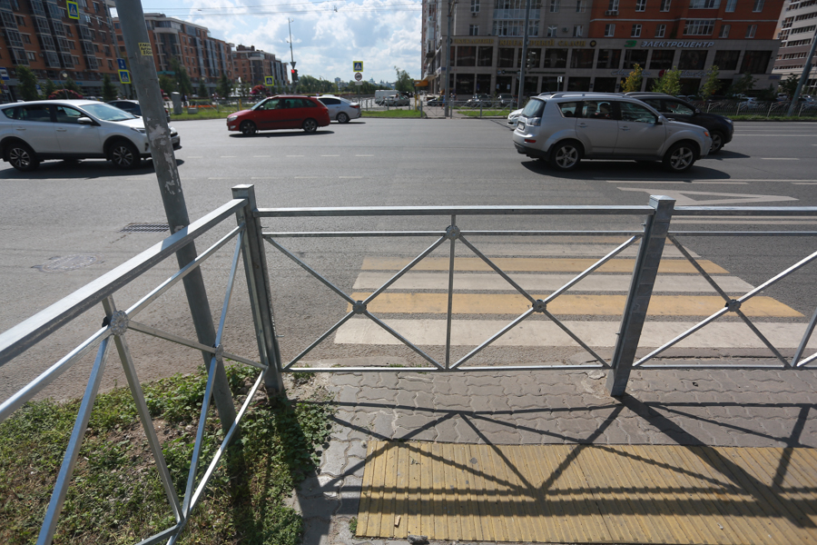 «Верните переход!»: заборы на каждом шагу заставят казанцев взяться за бензопилы?
