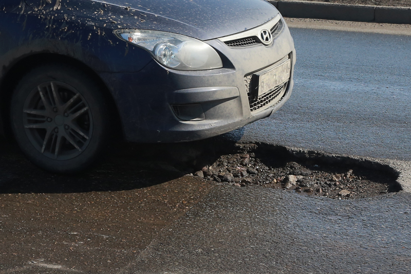 Крепче за баранку держись, шофер!.. Вместе со снегом с казанских дорог сошел асфальт