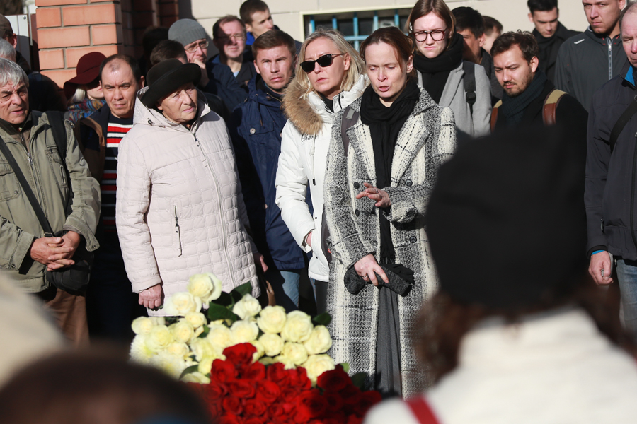 «Она просила не устраивать митинг из своих похорон»: в Казани простились с координатором штаба Навального Эльвирой Дмитриевой