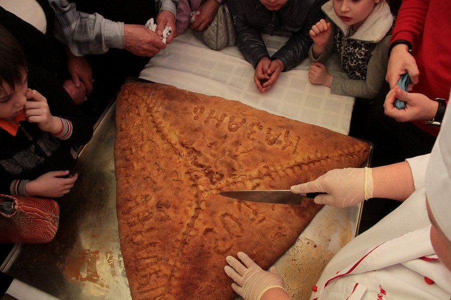 В Казани самый большой в мире эчпочмак съели за 5 минут