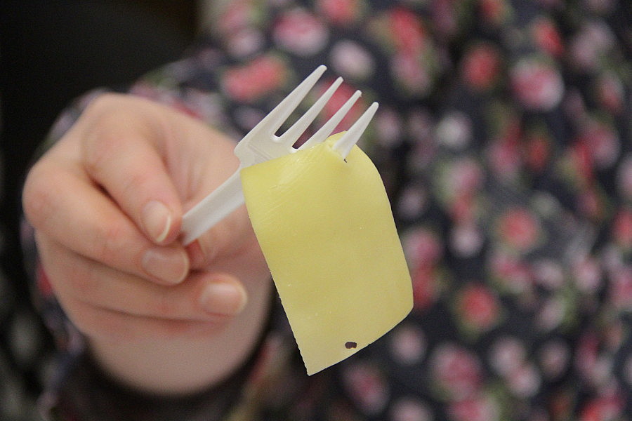 Вкус одинаковый, дырки неправильные: эксперты в Казани продегустировали сыры  