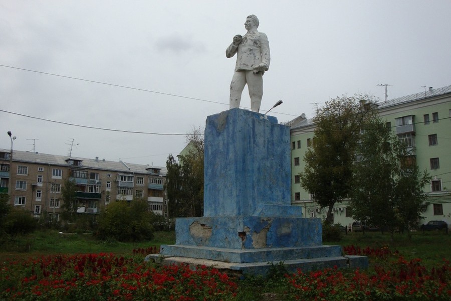 Казанские власти просят подать на бронзовый памятник Орджоникидзе