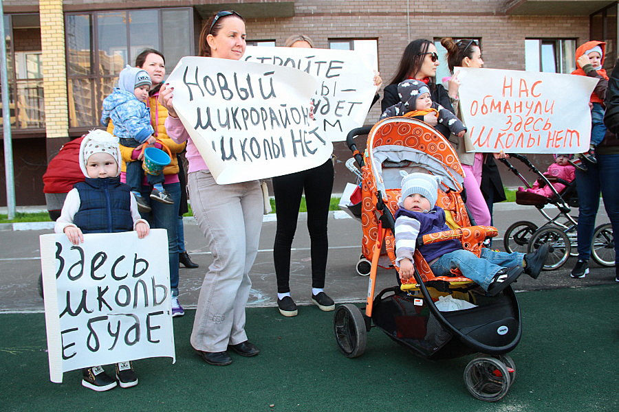 В Казани мамы устроили флешмоб, требуя построить их детям школу