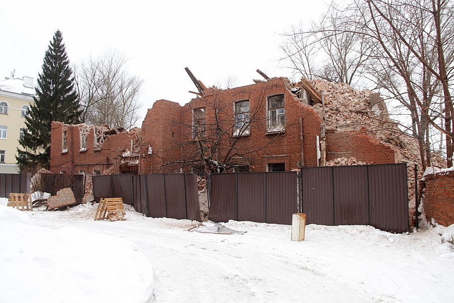 В Казани под покровом ночи разгромили вековое здание в Октябрьском городке
