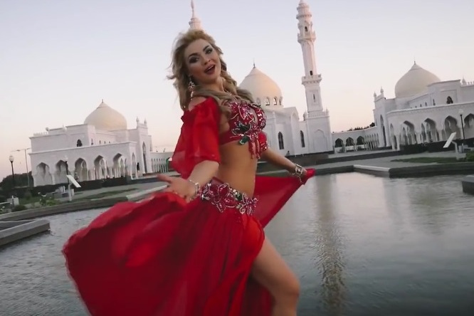 Танцующая полуобнаженной у мечети в Татарстане: «Это не стриптиз, а произведение искусства»