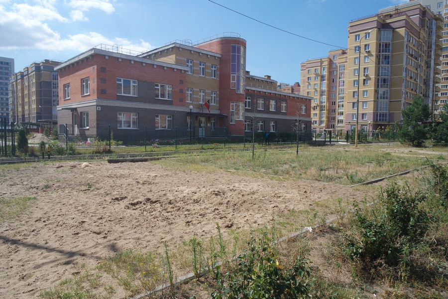 А вы не жалуйтесь!.. В Казани зачистили детскую площадку после просьбы родителей починить карусель