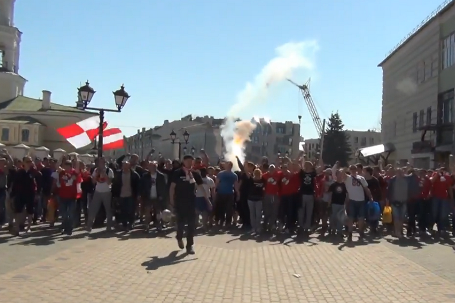 Фанаты "Спартака" устроили шествие по центральной улице Казани
