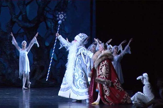 Бабу-ягу танцуют только юноши   