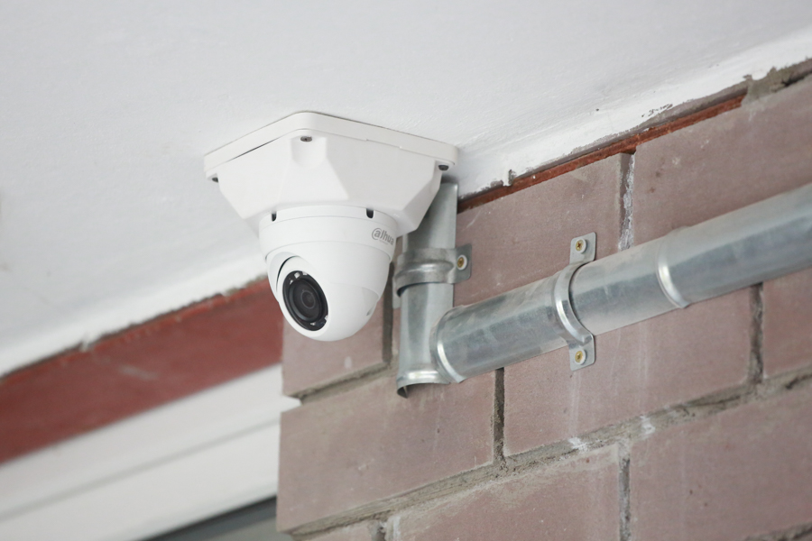 «Я троих воспитала без всяких камер»: жительница казанской многоэтажки не хочет оплачивать видеонаблюдение за чужими детьми и машинами