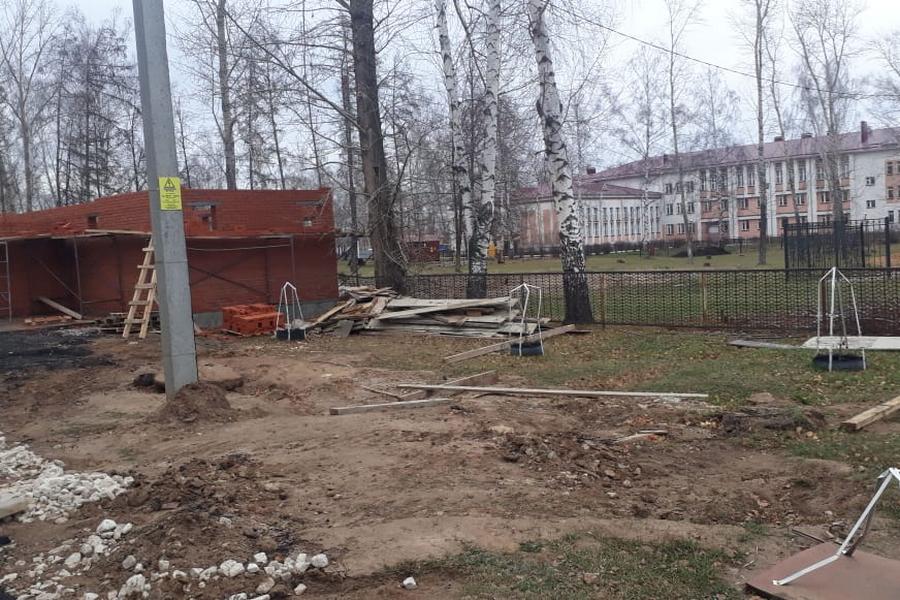 До сортира - 13 шагов: в Болгаре ветераны горячих точек возмущены строительством гигантского туалета рядом с воинскими мемориалами