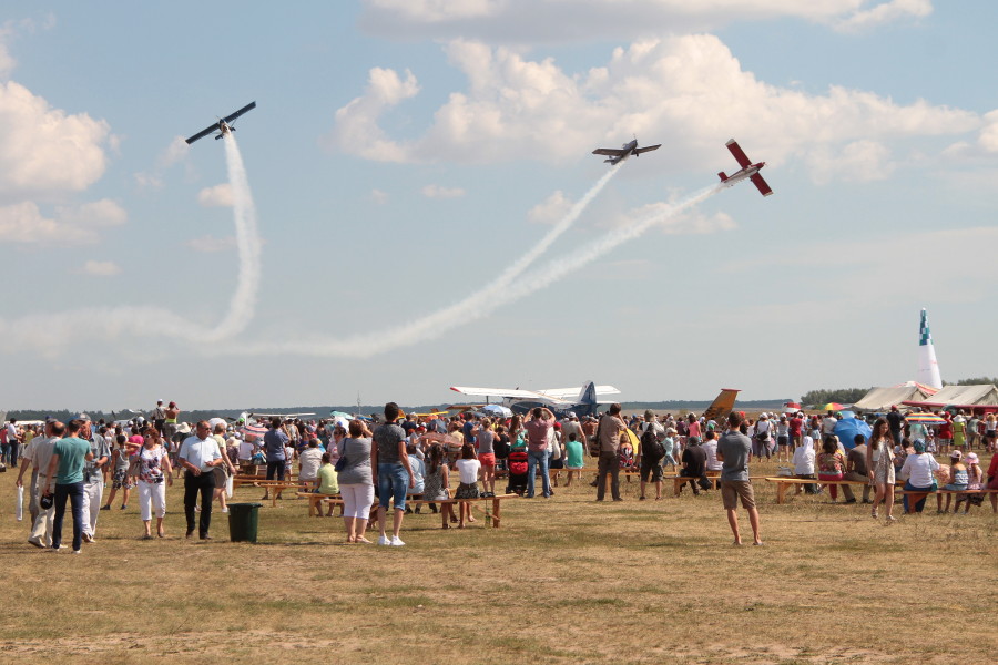 На авиашоу в Куркачах самолеты рисовали в небе сердечки