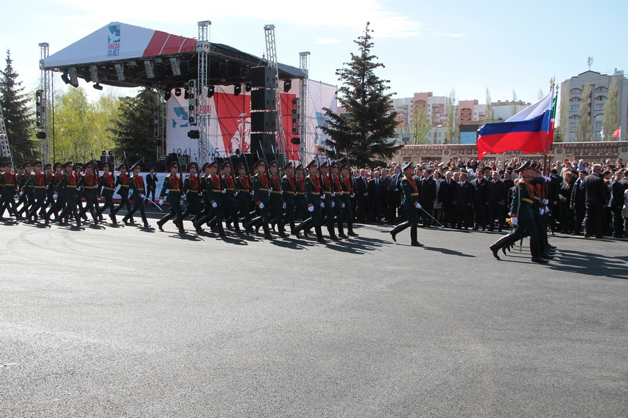 Итоги 9 мая в Казани: ветеран с парада попал в реанимацию, салют посмотрели 72 тысячи человек, а один таксист сбил семерых пешеходов