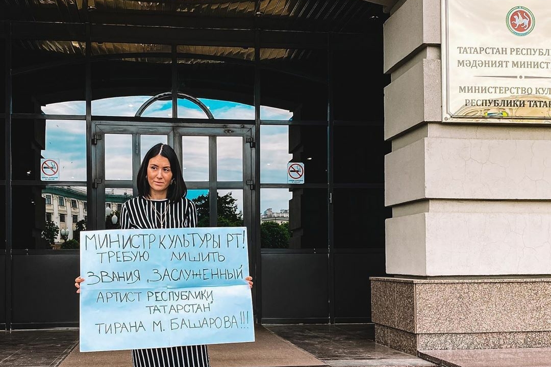 «Он не гений, он злодей!»: мать двоих детей из Казани ополчилась на семейного насильника Марата Башарова