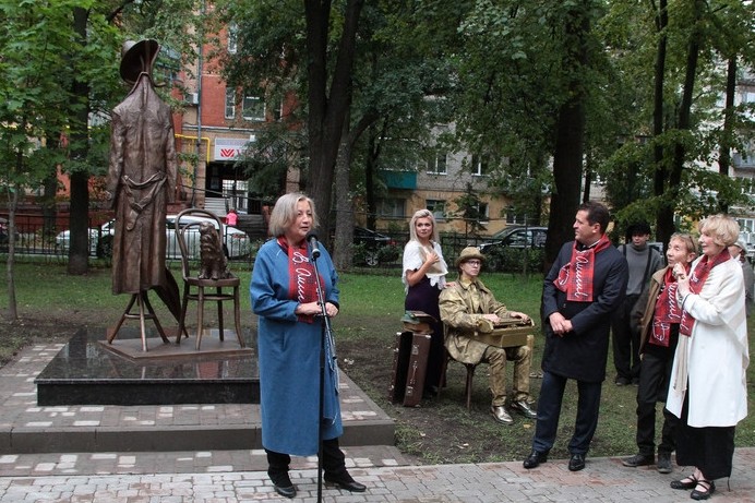 Пальто, шляпа и пёс Пушкин – в Казани открыли памятник Василию Аксенову