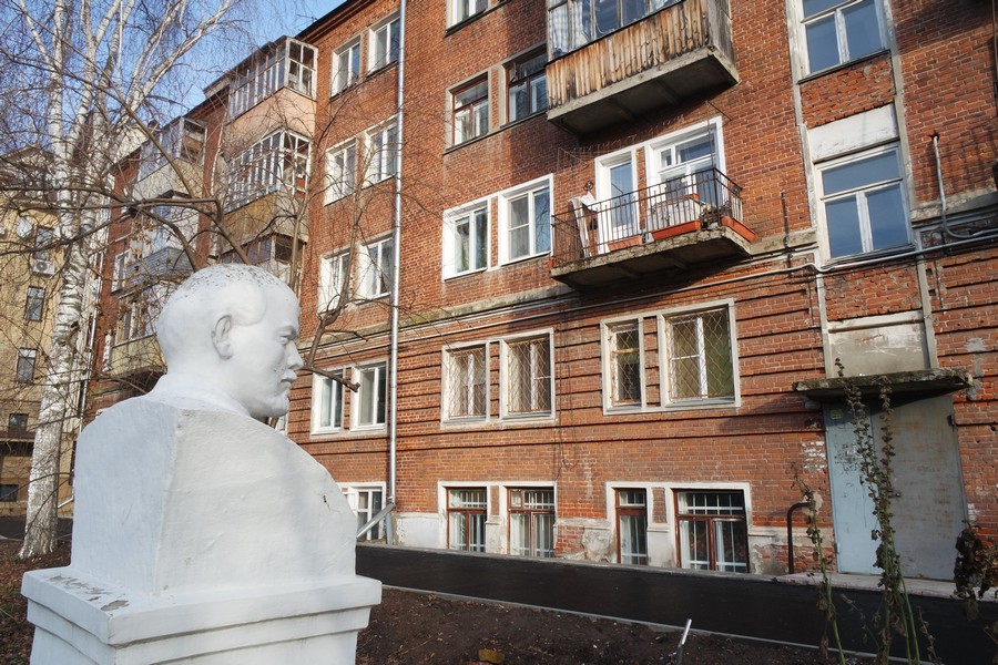 Ленин всегда с тобой: двор казанской пятиэтажки — магнит для китайских туристов