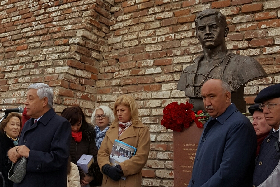 Жена главы Следкома России открыла в Казани памятник поэту-узнику 