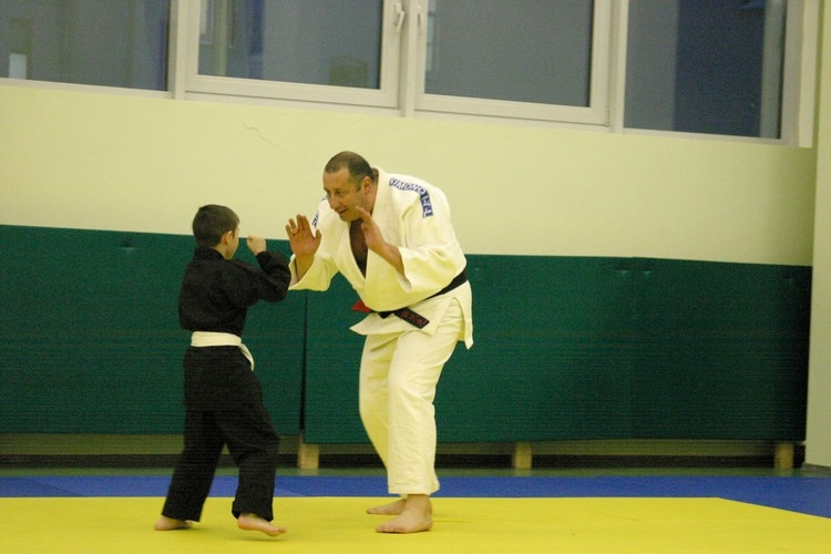 Сенсей из Франции учит казанских детдомовцев держать удар