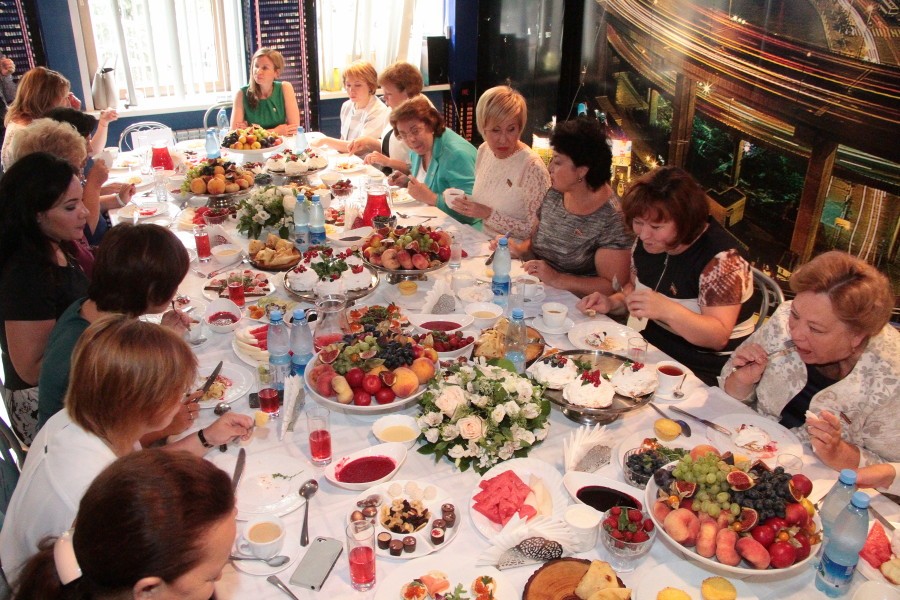 Кто хорошо ест, тот хорошо работает: женщины-депутаты Татарстана поддержали женщину-кандидата  деловым завтраком 