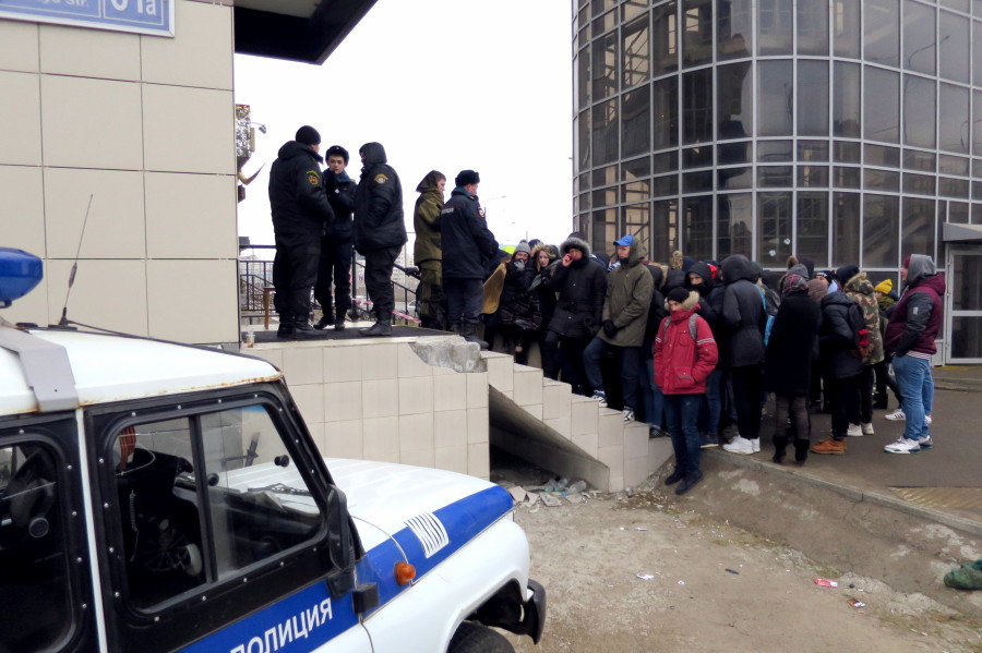 «Чёрная пятница» по-казански: толпу юных шопоголиков у модного магазина усмиряла ГБР