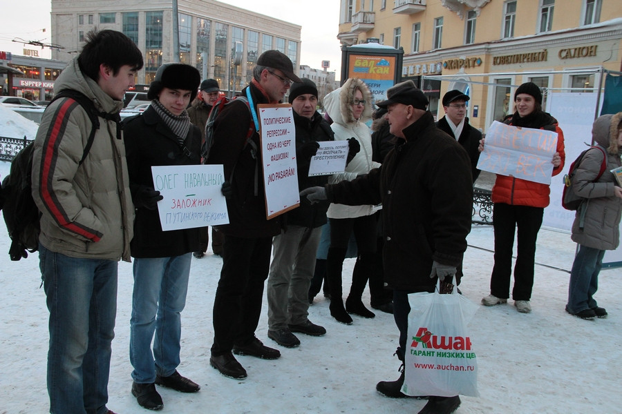 Казанцы провели новогодний пикет в защиту Навальных