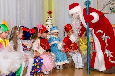 Бородатые воспиталки, несудимые отцы... Казанским детсадам требуются Деды Морозы