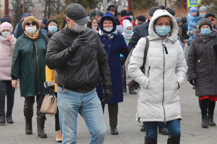 Все равно пойдут в ТЦ: студентов в Казани переводят на дистанционку, а школьников будут учить очно 