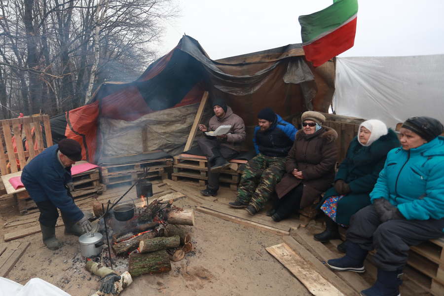 «Кто 500 рублей даст, кто валенки»: протестующие в палаточном лагере под Казанью готовятся встречать Новый год  