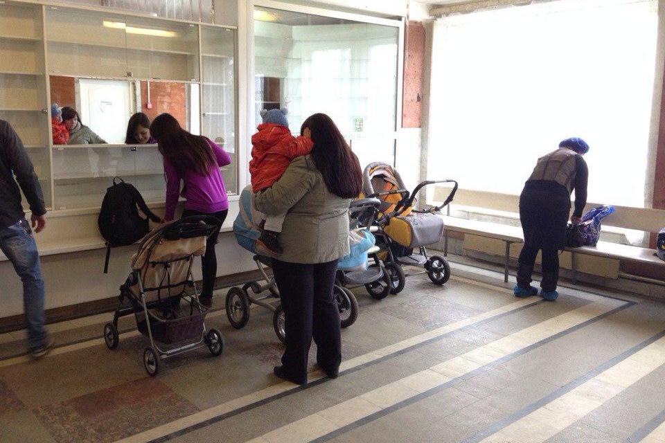 В поликлинике Татарстана открыли платную «парковку» для детских колясок