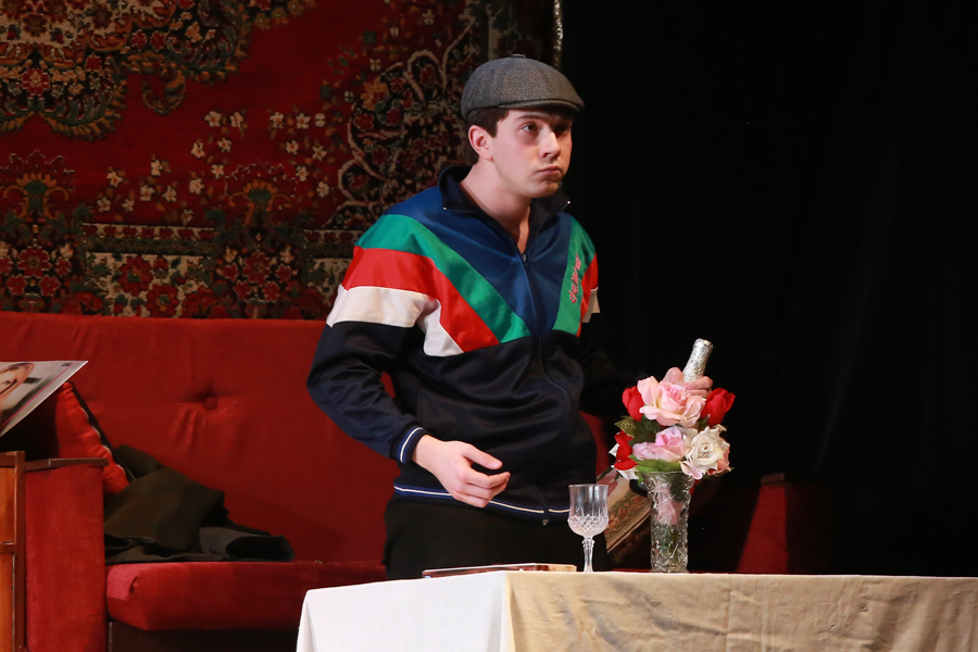 Ален Делон не пьет одеколон, а пьет самогон: в казанском ТЮЗе представили драму про «святые 90-е» 