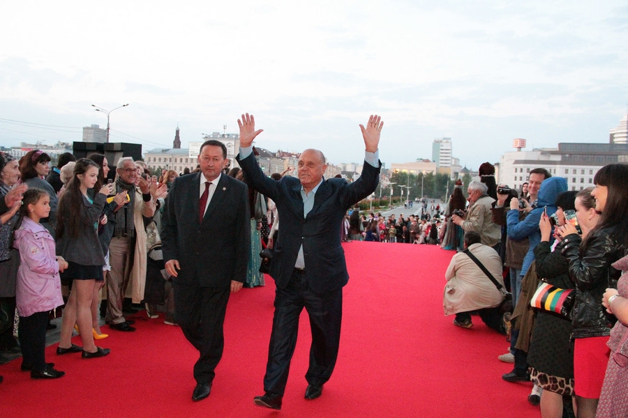 На открытии мусульманского кинофестиваля в Казани Судзиловскую заменил Воробьев, а Меньшов хотел выпить