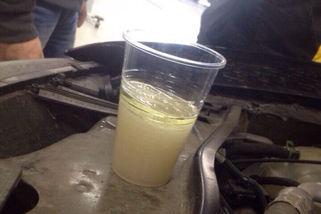 Владельцы казанской АЗС, где в резервуар с бензином попали канализационные стоки, готовы возместить автовладельцам убытки