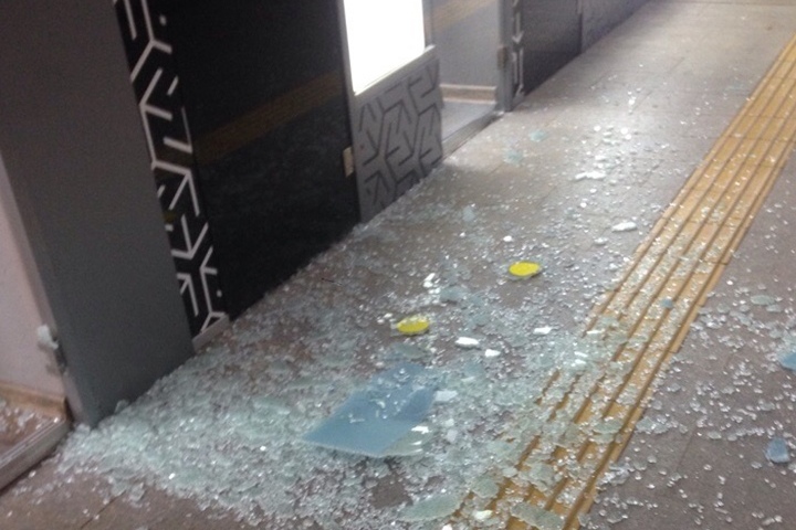 Поберегись!.. Стеклянные двери киосков в казанском метро падают от сквозняков