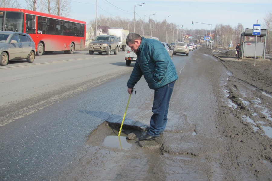 Казанским автомобилистам советуют возить с собой рулетку: размер ямы имеет значение!
