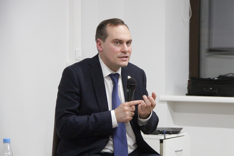 Спикинг в коворкинге: министр экономики Татарстана встретился с молодежью