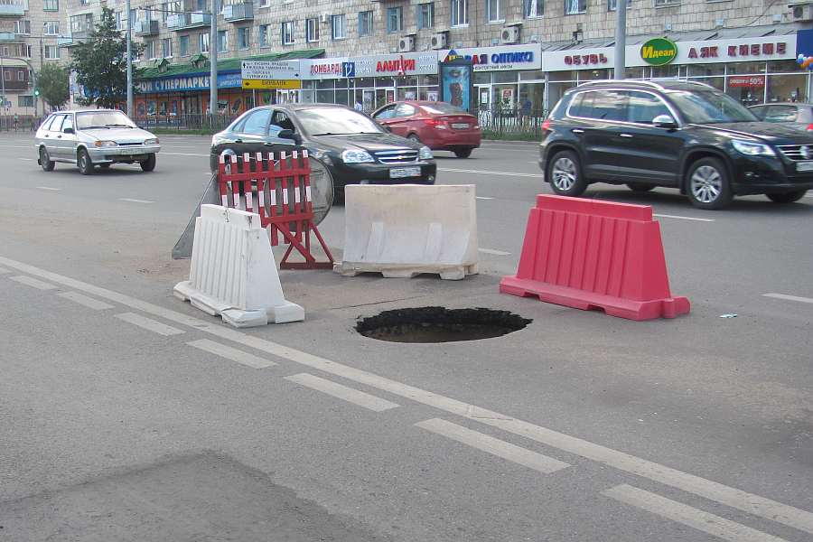 Казанские гаишники грозят закрыть из-за провалов улицу Декабристов