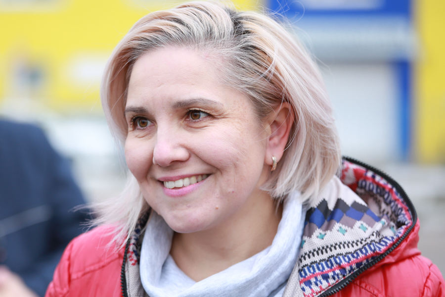 «Лучше везти полную машину пьяных мужиков, чем одну перепившую женщину»: блондинка из Казани стала лучшим таксистом России