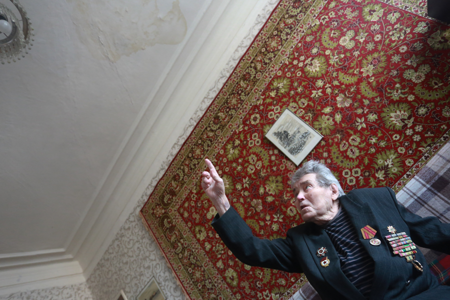 Жилищники в Казани не признали, что у 95-летнего фронтовика капает с потолка, но крышу починят