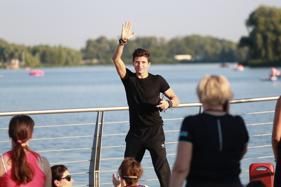 «Он делает из «бревна» человека!»: казанцы растянулись на набережной вместе с молодым «Нуриевым»