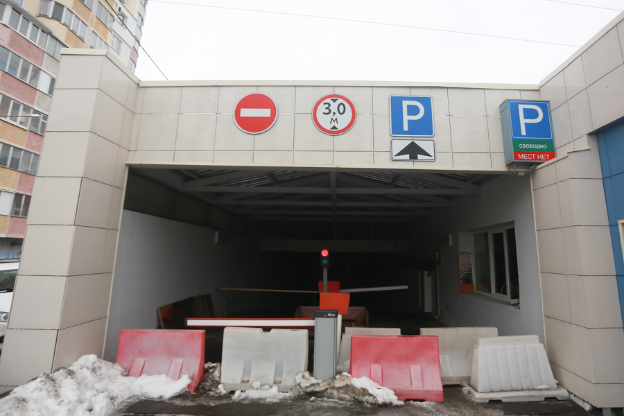 «Так не доставайтесь же вы никому!»: власти Казани надеются заработать на подземных парковках у метро, а автомобилисты мечтают парковаться там бесплатно 