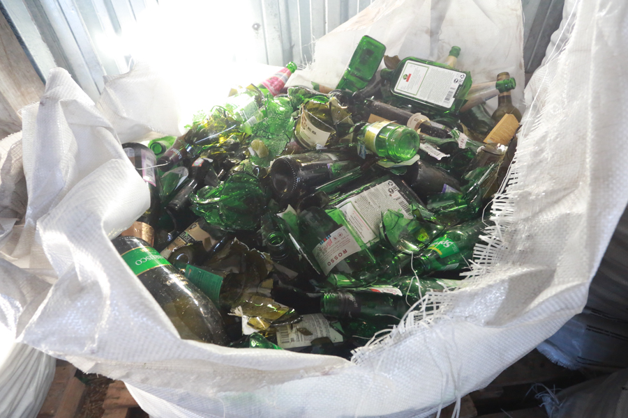 «Бьешь стекло - выпускаешь пар»: в Казани две студентки по выходным собирают и разбивают бутылки, которые опустошили в барах их ровесники